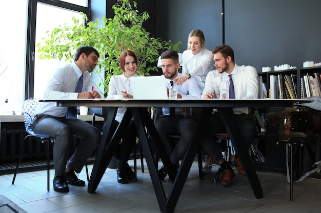 Colleghi di lavoro che discutono di nuove opportunità. persone e tecnologia.