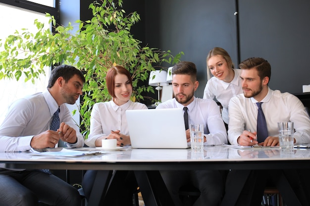 Colleghi di lavoro che discutono di nuove opportunità. persone e tecnologia.