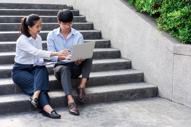 Colleghi di lavoro che discutono di problemi di lavoro all'aperto vicino all'edificio degli uffici