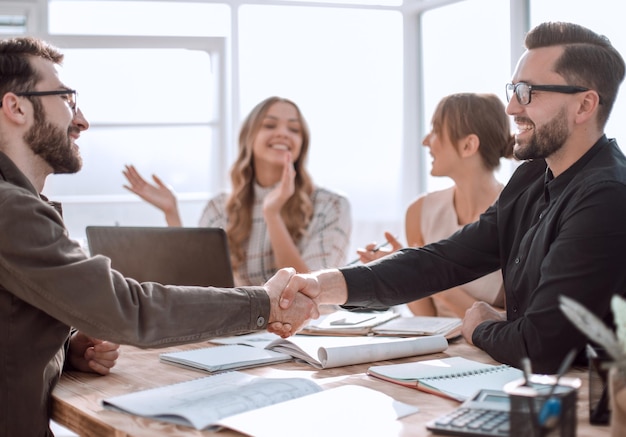 Colleghi di lavoro che discutono di problemi di lavoro sul posto di lavoro