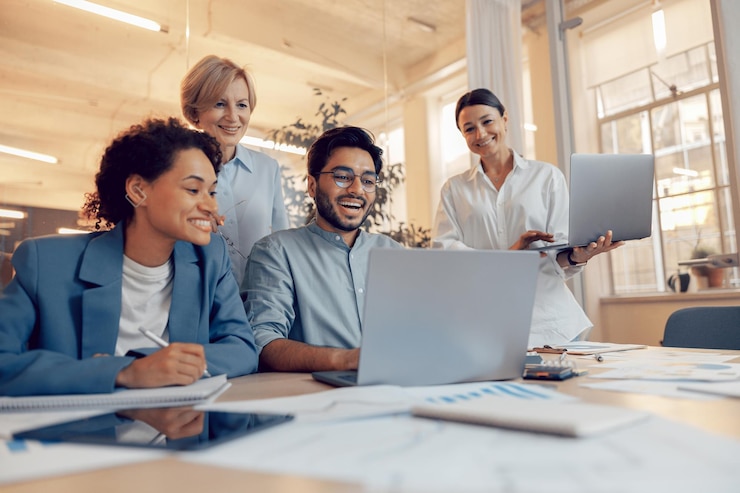 Foto colleghi di lavoro che discutono di problemi legati al business in ufficio e che usano il portatile concepimento della squadra aziendale