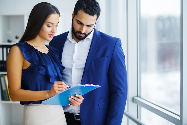 Colleghi di lavoro che hanno riunione nella società dell'ufficio.