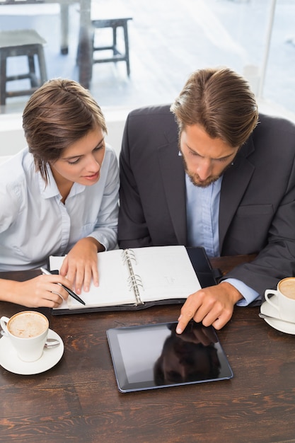 Colleghi di lavoro che hanno una riunione