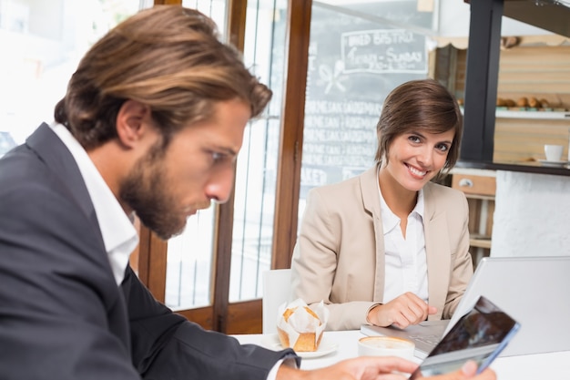 Colleghi di lavoro che lavorano alla loro pausa