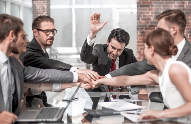 Colleghi di lavoro che lavorano in ufficio tenendosi per mano