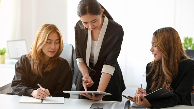 Colleghi di lavoro che lavorano in ufficio