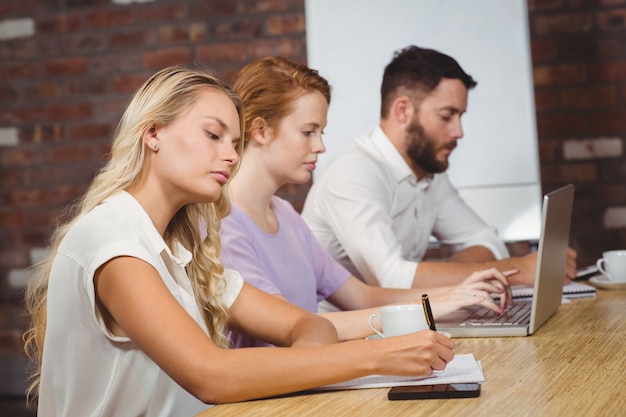 Colleghi di lavoro che lavorano in ufficio