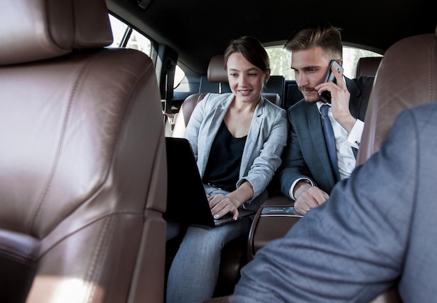 Colleghi di lavoro che lavorano nelle automobili e nella tecnologia