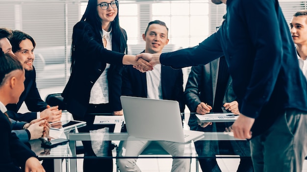 Colleghi di lavoro che si salutano a una riunione d'ufficio. concetto di cooperazione