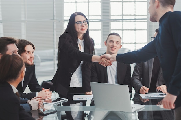 Colleghi di lavoro che si salutano in una riunione di ufficio. concetto di cooperazione