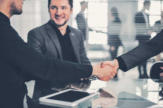 Colleghi di lavoro che si stringono la mano durante una riunione d'ufficio