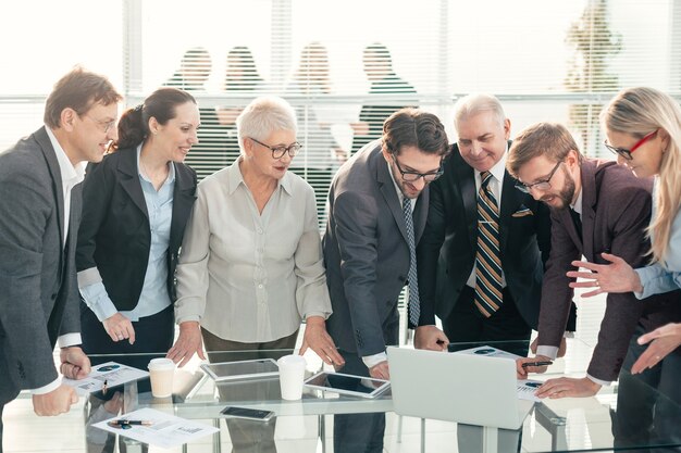 colleghi di lavoro felici che parlano di buone notizie.