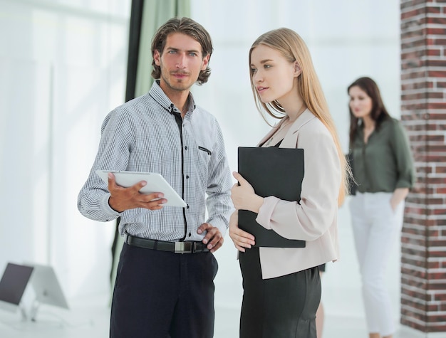 Colleghi di lavoro in piedi in un ufficio moderno