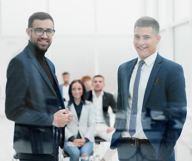 Colleghi di lavoro in piedi nella sala conferenze