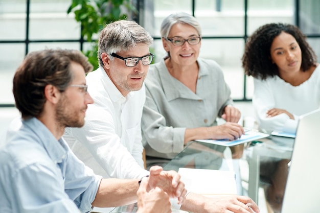 Colleghi di lavoro in un primo piano della riunione dell'ufficio