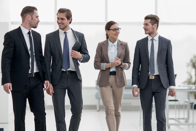 Colleghi di lavoro in un ufficio moderno il concetto di lavoro di squadra