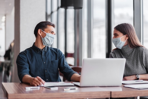 colleghi di lavoro parlano seduti al tavolo dell'ufficio