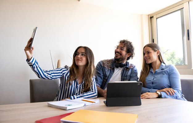 colleghi di lavoro si fanno un selfie alla riunione