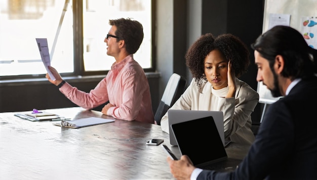 Colleghi di team aziendali multietnici che lavorano in un ufficio moderno