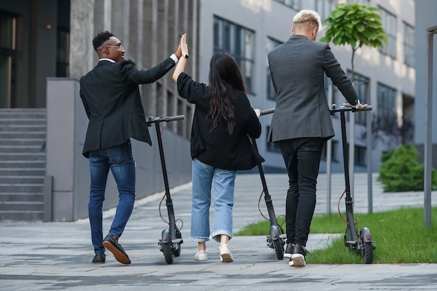 colleghi di ufficio con scooter elettrico