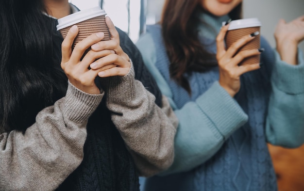 Colleghi felici che fanno una pausa caffè in un ufficio Gruppo di uomini d'affari che fanno una conversazione in un luogo di lavoro Professionisti d'affare che lavorano in una startup