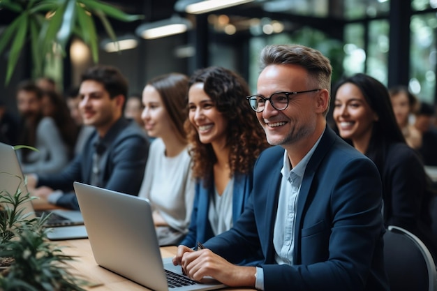 Colleghi felici impegnati in una presentazione guardando l'intelligenza artificiale generativa