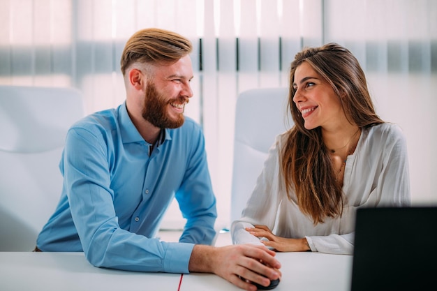 Colleghi maschi e femmine che lavorano insieme in ufficio