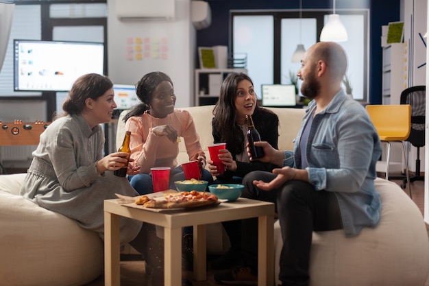 Colleghi multietnici che si divertono dopo il lavoro in ufficio