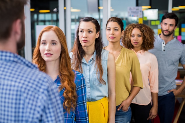 Colleghi seri che stanno davanti al dirigente maschio