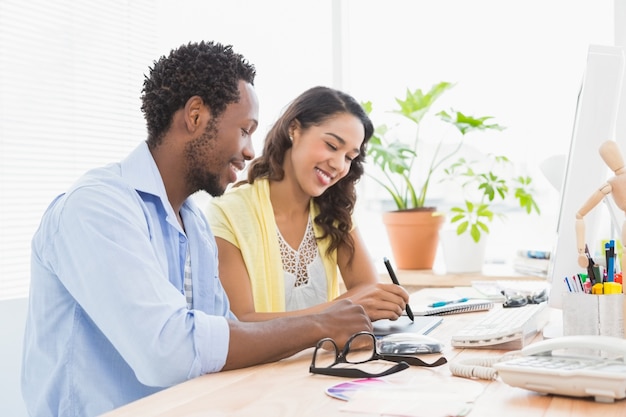 Colleghi sorridenti che lavorano insieme