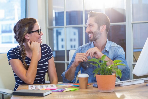 Colleghi sorridenti che parlano insieme