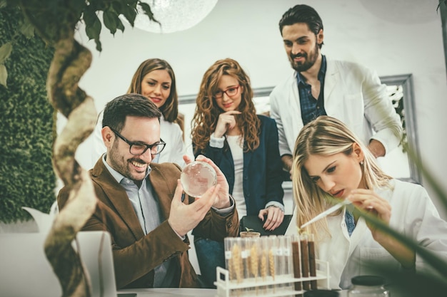 Colleghi universitari biologi che effettuano esperimenti sul germoglio e controllano l'analisi del campione di pianta.