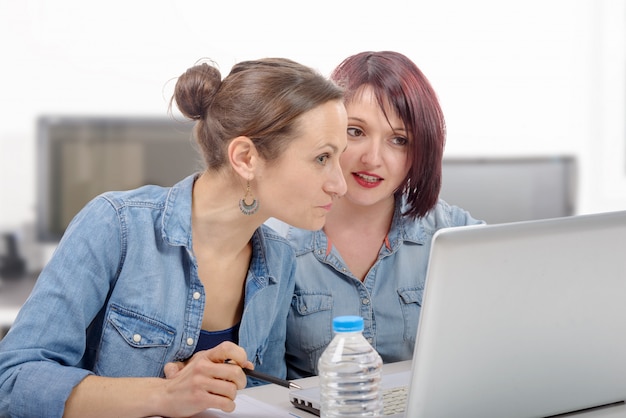 collegio femminile che lavora al computer portatile