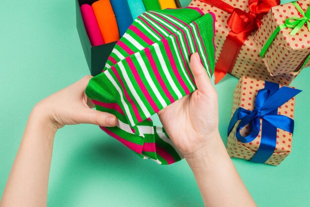 Collezione colorata di calze di cotone come regalo nelle mani di una donna