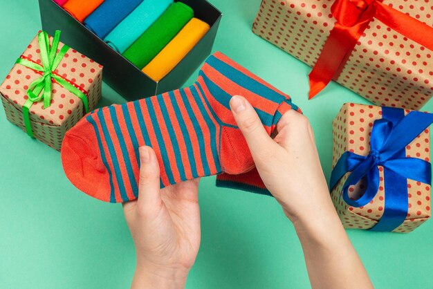 Collezione colorata di calzini di cotone come regalo nelle mani di una donna Regalo