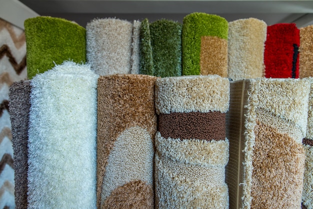 Collezione colorata di tappeti e tappeti piegati e visualizzati vista dettagliata della superficie del tappeto testurizzata