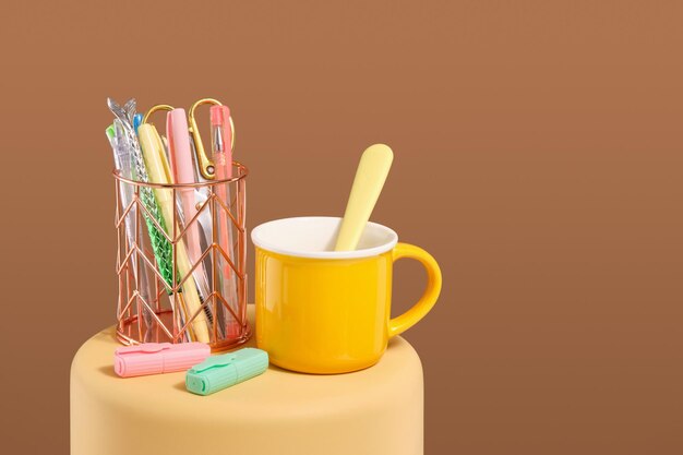 Collezione di articoli scolastici colorati sul podio Copia lo spazio per il testo