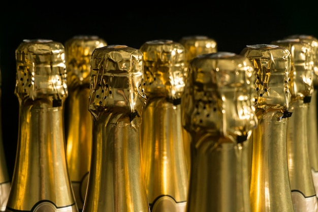 Collezione di bottiglie di champagne o prosecco