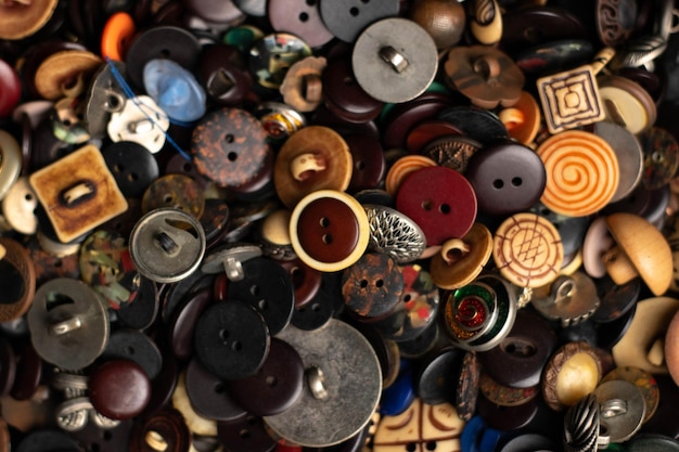 collezione di bottoni antichi con quotazione metrica bianca
