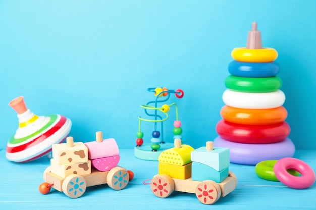 Collezione di giocattoli per bambini su un blu