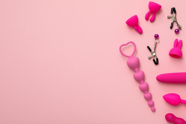 Collezione di giocattoli sessuali rosa su sfondo rosa