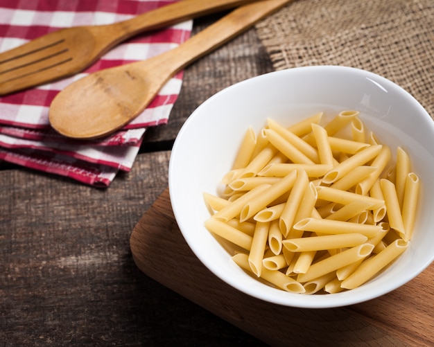 Collezione di pasta su legno rustico