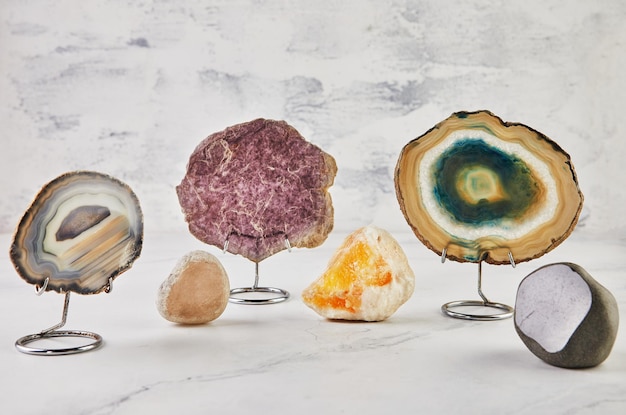 Collezione di pietre semipreziose di diversi colori e motivi su sfondo bianco