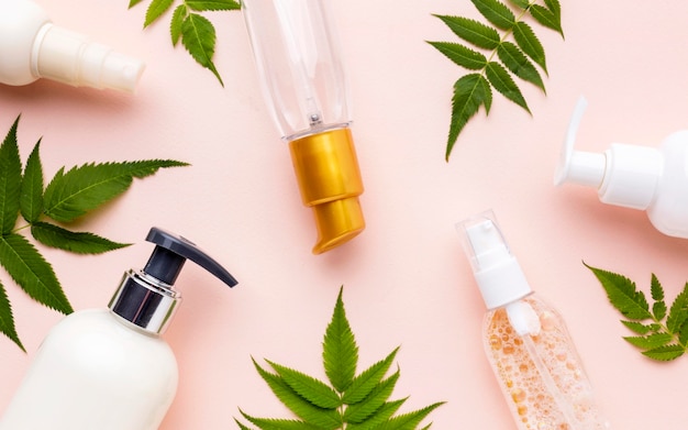 Collezione di prodotti cosmetici vista dall'alto