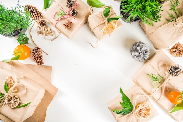 Collezione di scatole regalo di Natale con decorazioni rustiche naturali