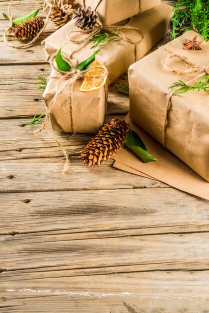 Collezione di scatole regalo di Natale con decorazioni rustiche naturali