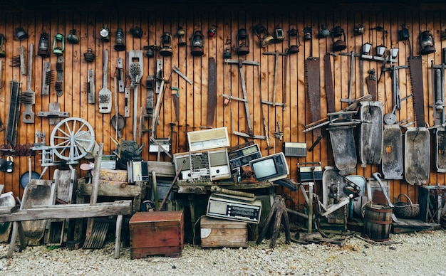 Collezione di strumenti e accessori retrò invecchiato