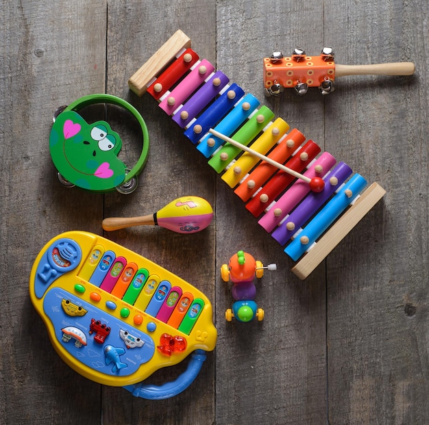 Collezione di strumenti musicali giocattolo sul vecchio tavolo di legno