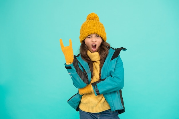 Collezione invernale Abbigliamento bambino, cappello e giacca Tempo libero attivo Stile sportivo La ragazza carina si gode l'inverno