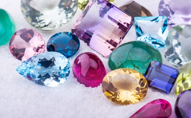 Collezione mix colorato di pietre preziose gioielli.